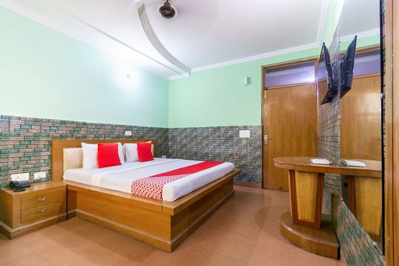 Oyo 44199 Hotel Crossroads