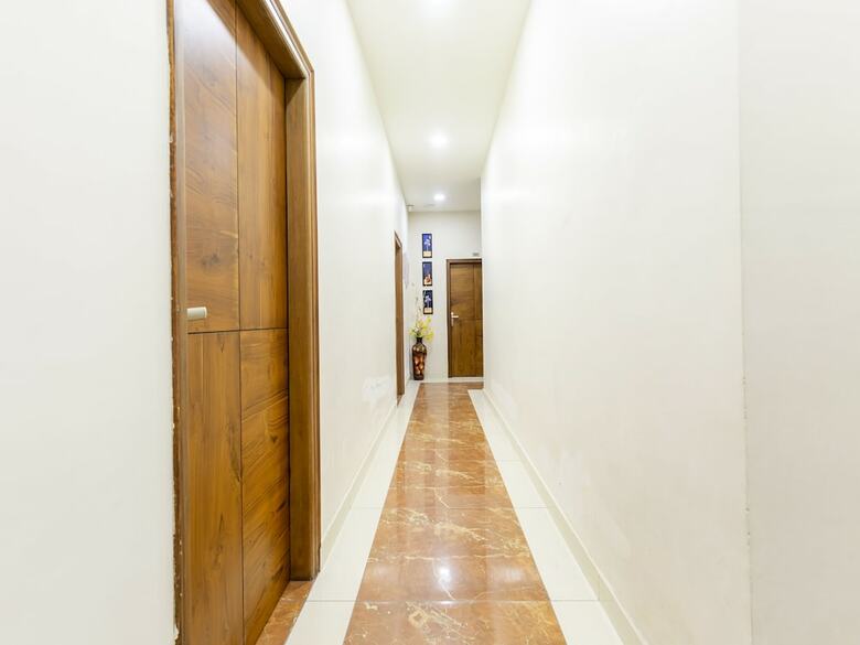 Oyo 42749 Hotel Crown