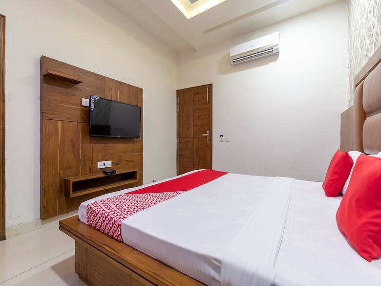 Oyo 42749 Hotel Crown