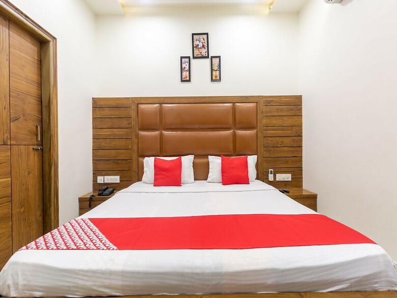 Oyo 42749 Hotel Crown