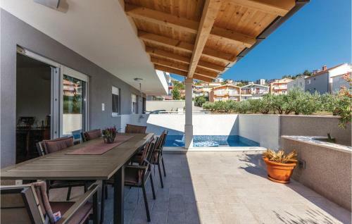 Two-bedroom Apartment In Podstrana