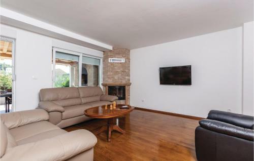 Two-bedroom Apartment In Podstrana
