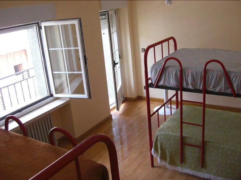 Hostal Albergue Agustina - Hostel