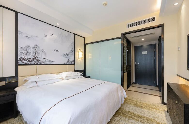 Yiwu Luck Bear Hotel