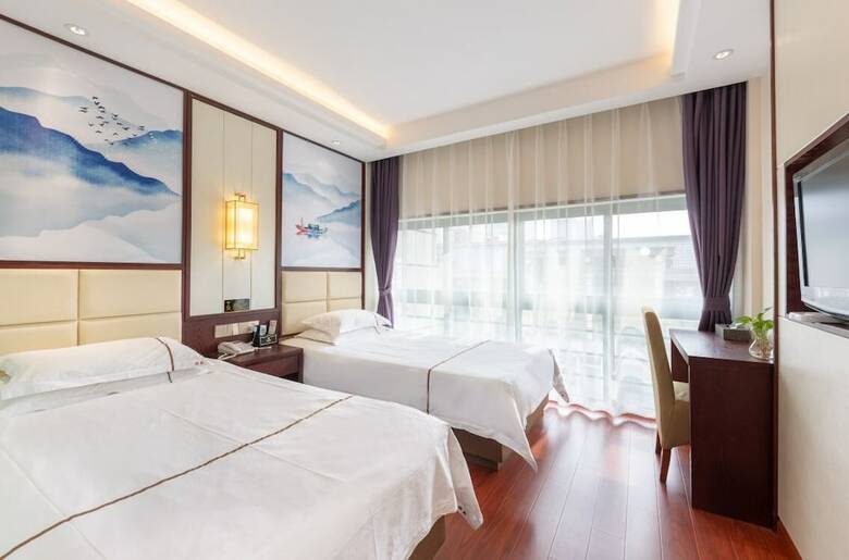 Yiwu Luck Bear Hotel