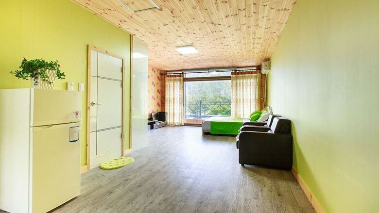 Lake And Pine Spa Pension