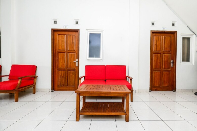 Hostal Oyo 2428 Trision Hostel