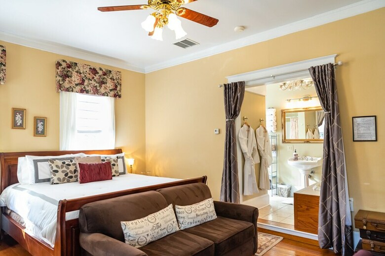 Hotel Burke Manor Inn & Pavilion