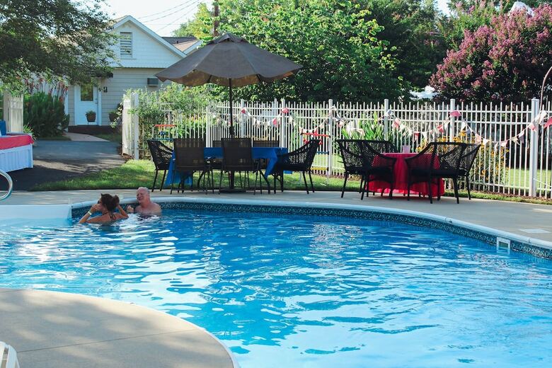 Hotel Burke Manor Inn & Pavilion