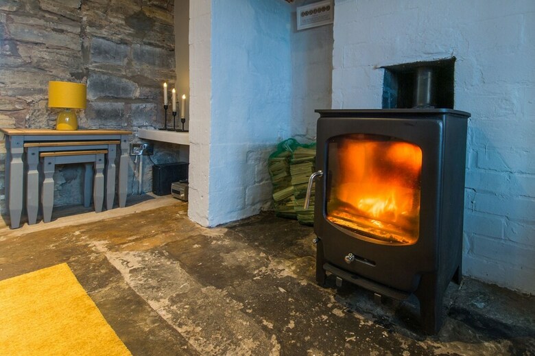 Cosy 2 Bedroom Cottage With Log-burner & Parking