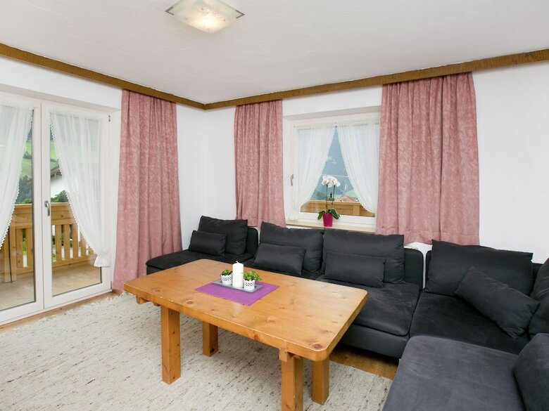 Beautiful Apartment Near Mountains In Gerlosberg