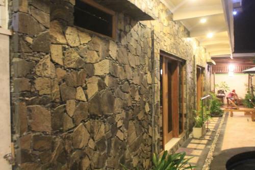 Coral Beach Pizza Cottages