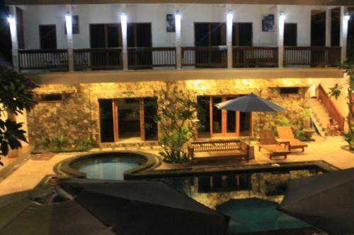 Coral Beach Pizza Cottages