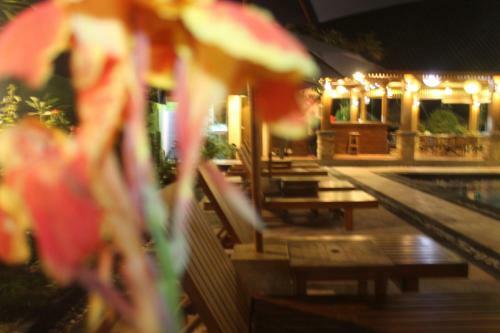 Coral Beach Pizza Cottages