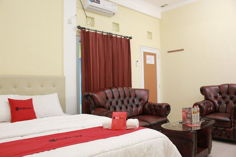 Hotel Reddoorz @ Cisaga