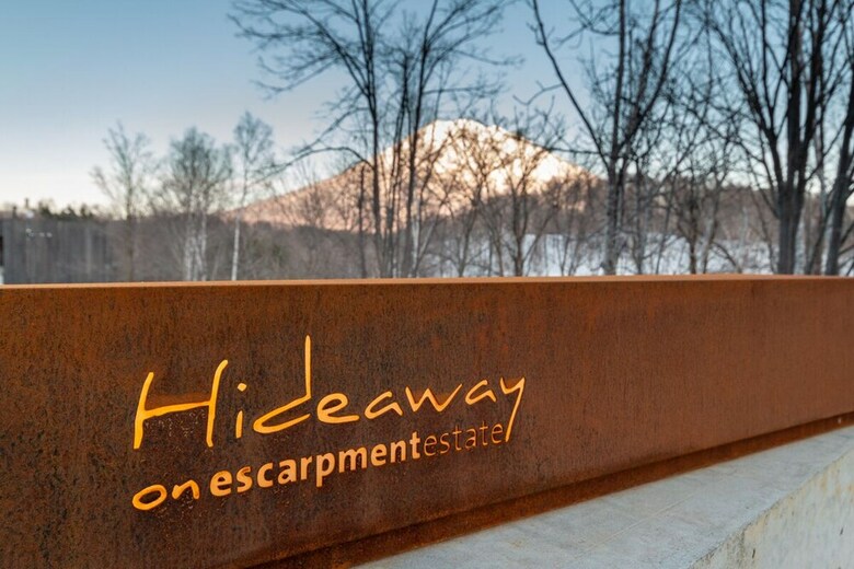 Hideaway On Escarpment By Hokkaido Tracks