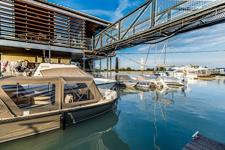 Yachter Club Modr� ?ajka