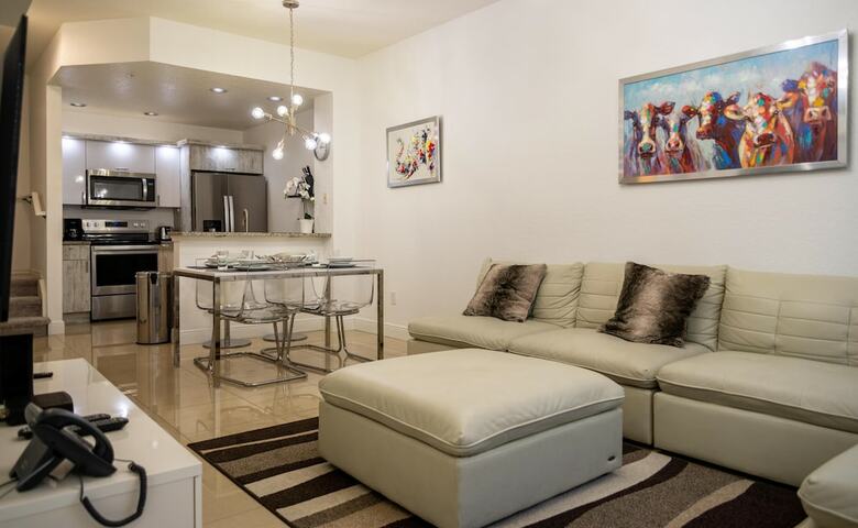 Luxurious Venetian Gem By Orlando Short Term