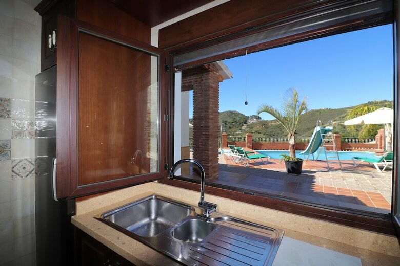 1149 Villa Paquita