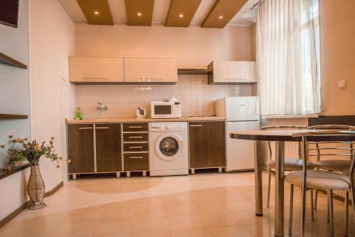 Hotel Apartments Adresa