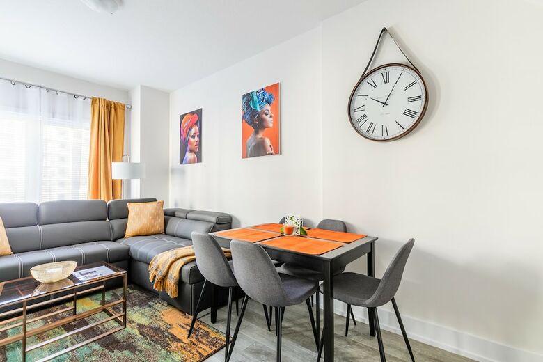 Simply Comfort Modern Hamilton Apartment