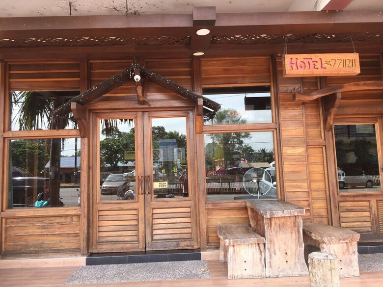 Oyo 89976 Fins Hotel