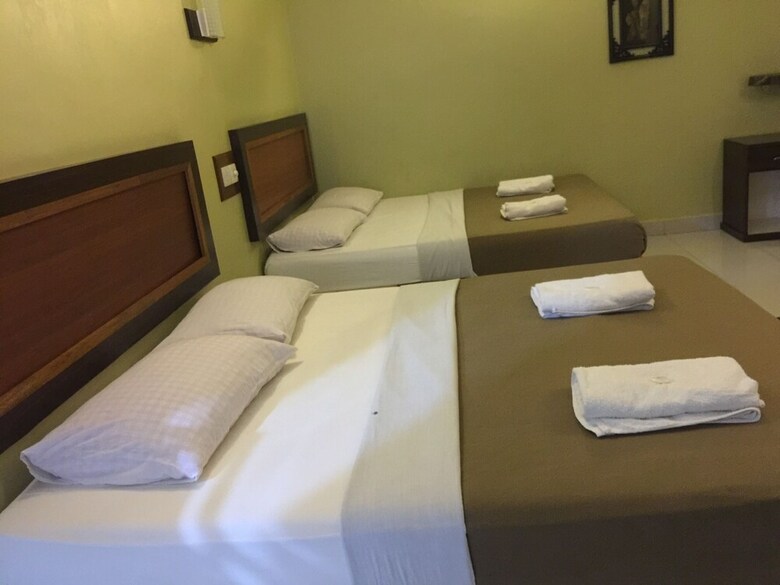 Oyo 89976 Fins Hotel
