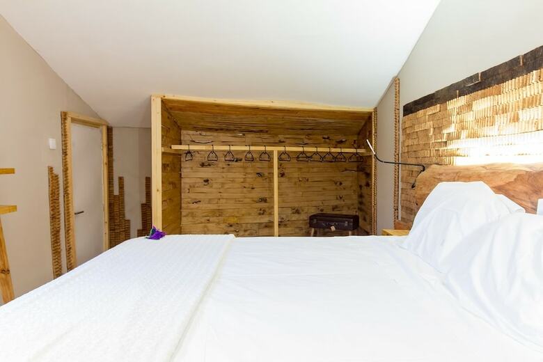 Bed & Breakfast Feel At Home Guest House