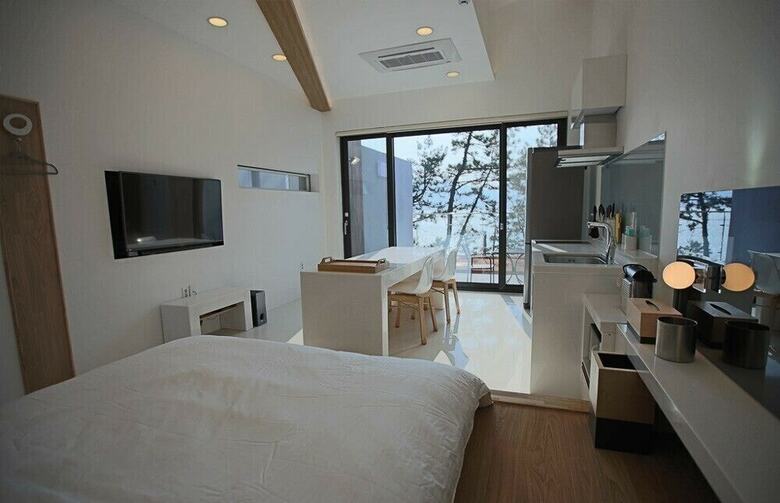 The Hill Pool Villa Pension