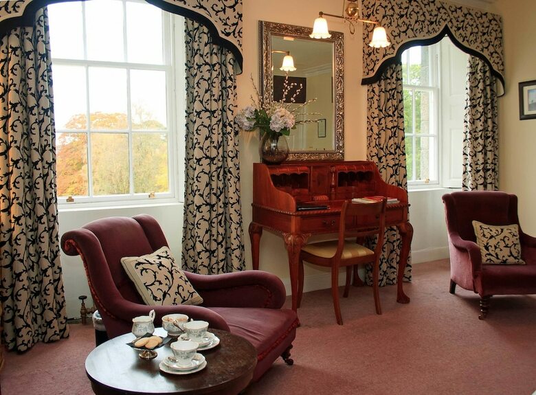 Hotel Raemoir House