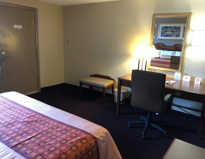 Hotel Travel Inn & Suites