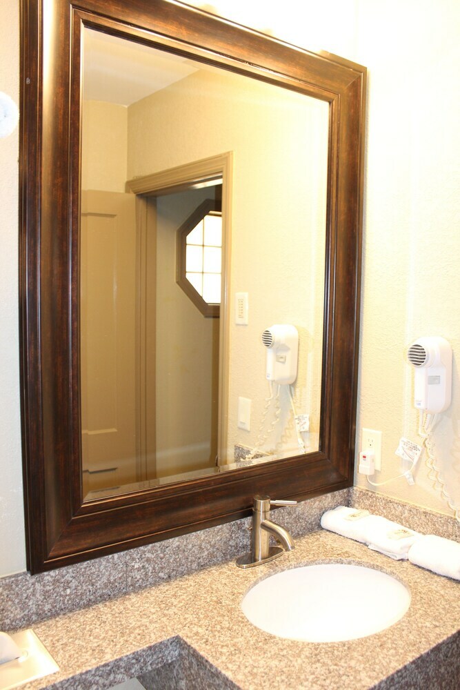 Hotel Travel Inn & Suites