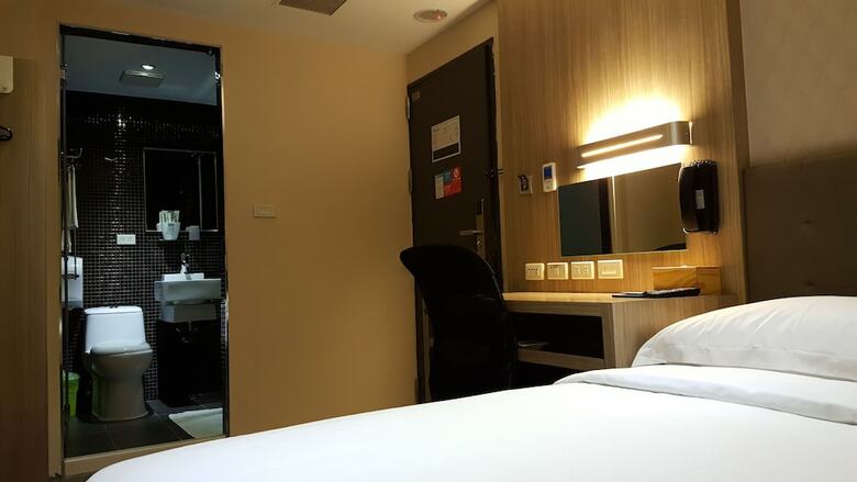 The Riverside Hotel International