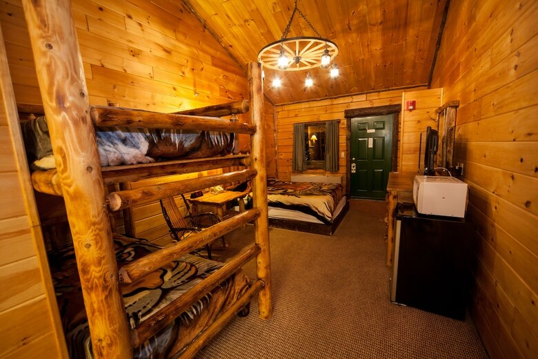 Motel Log Cabin Lodge & Suites