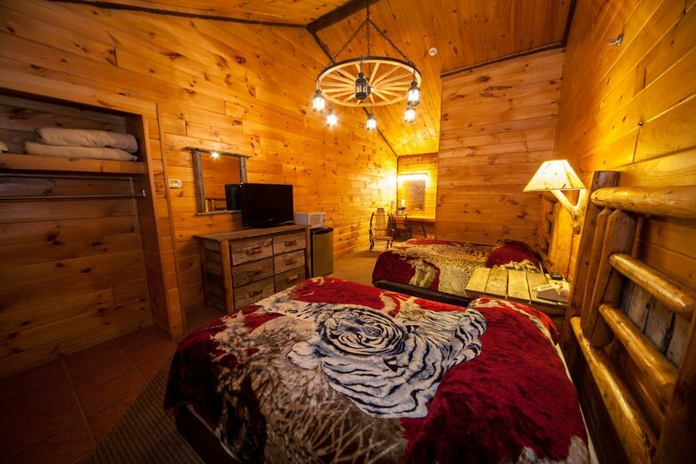 Motel Log Cabin Lodge & Suites