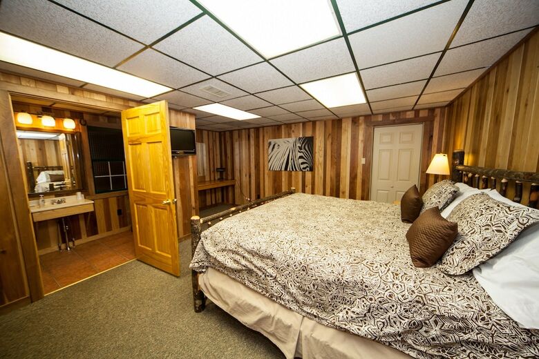 Motel Log Cabin Lodge & Suites
