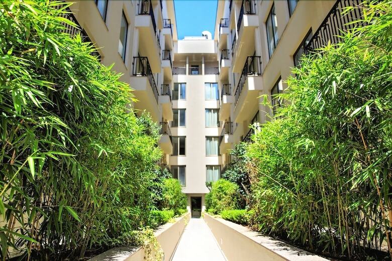 Grand Aras Hotel & Suites