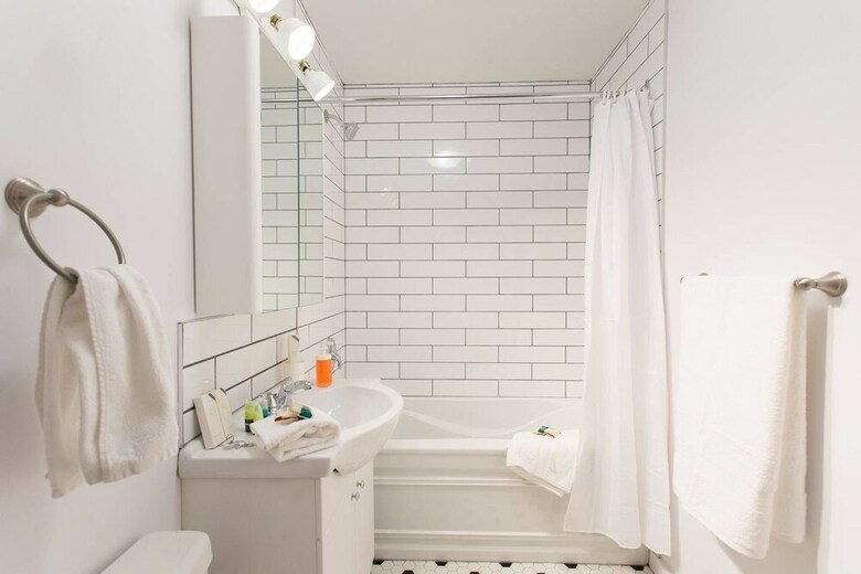 Charming Montreal 3 Bdr Apartment Next To Subway