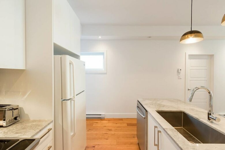 Exquisite Modern Condo In Little Italy
