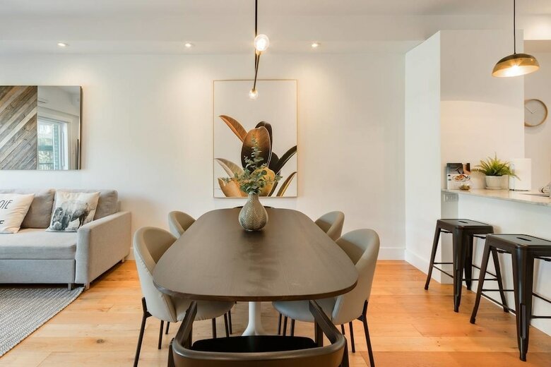 Exquisite Modern Condo In Little Italy