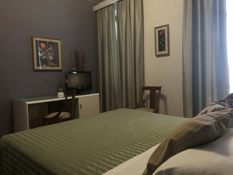Hotel La Fert� Restaurant And Suites