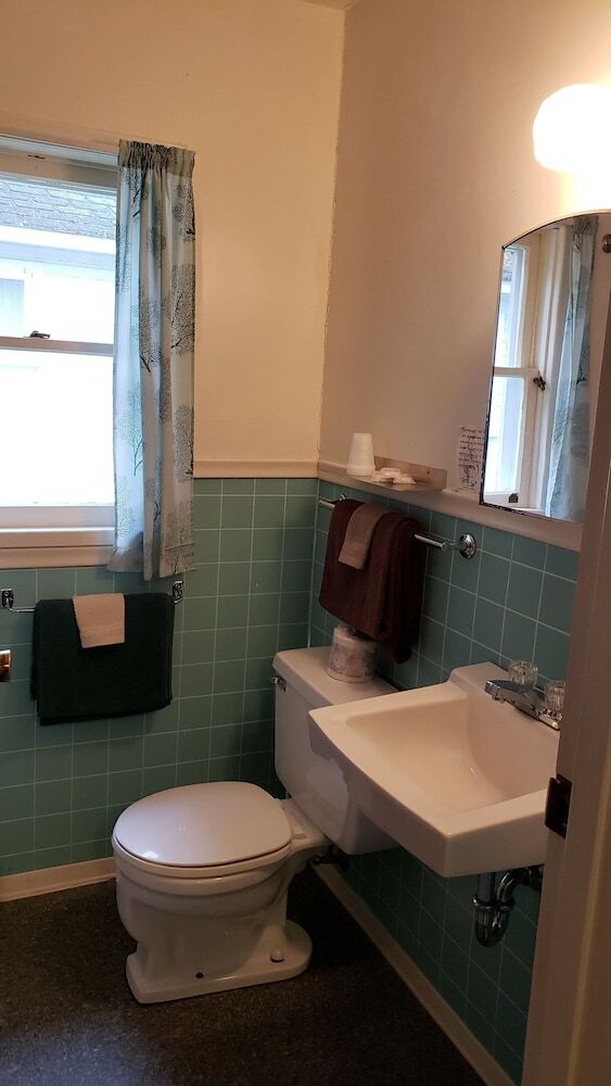 Hotel Miners Bay Lodge