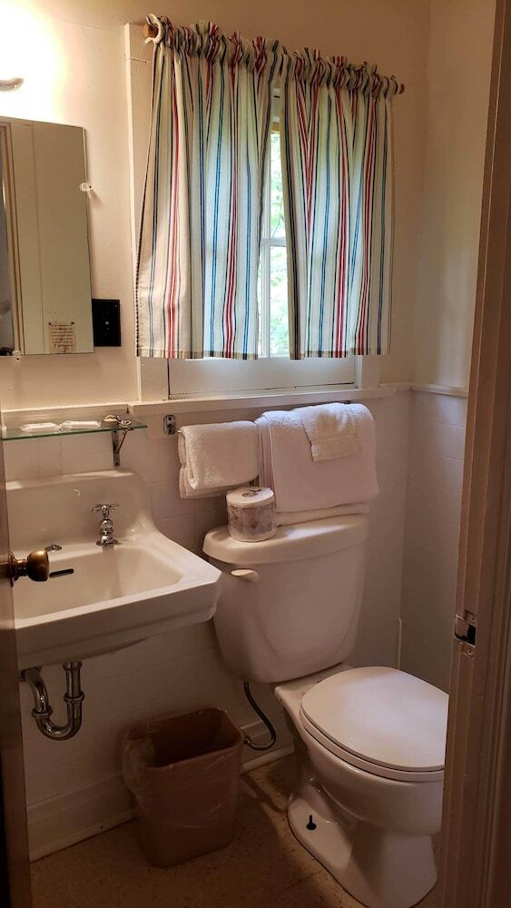 Hotel Miners Bay Lodge