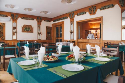 Zhovtneviy Hotel