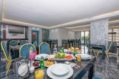 Theluna City Hotel
