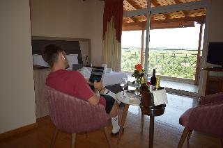 Kaiafas Lake Hotel