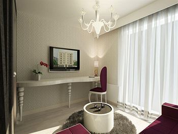 Demonti Hotel