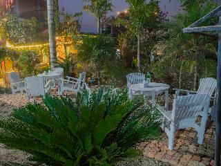 Hotel Hob Nob Garden Resort