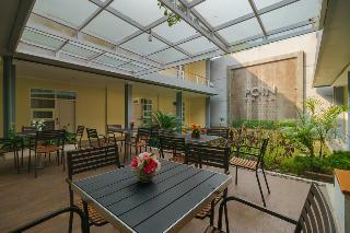 Hotel Reddoorz Plus @ Point Phila Cihampelas