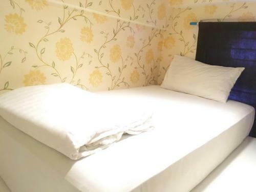 Glur Bangkok Hostel & Coffee Bar